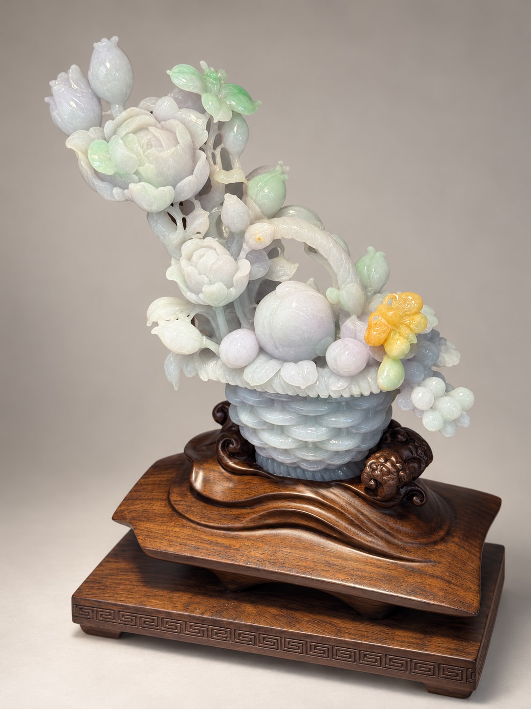 翡翠花籃擺件，細賞自然色澤與鏤雕工藝
